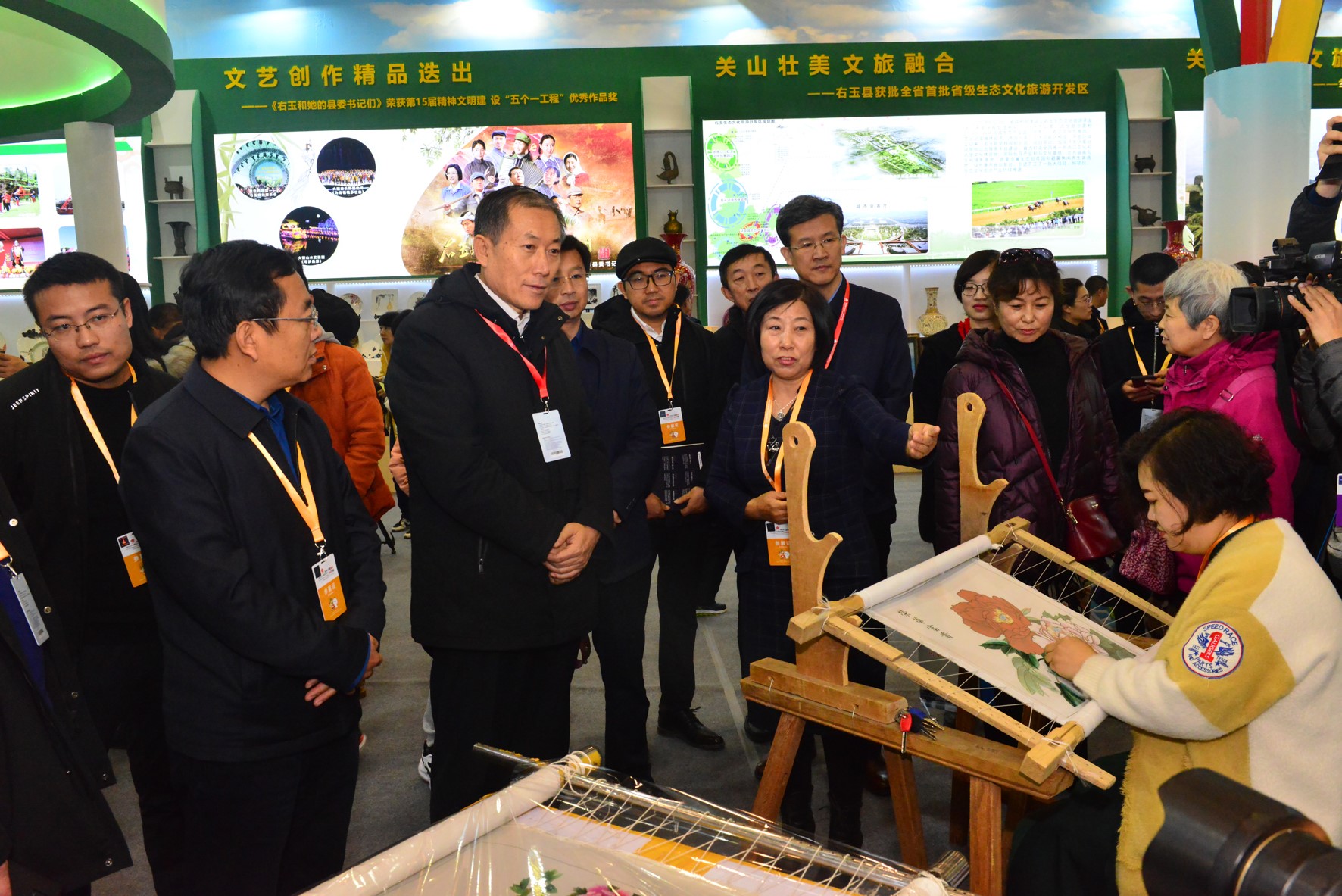 扎根人民沃土，淬炼文艺精品——新华视角下的文艺创作新篇